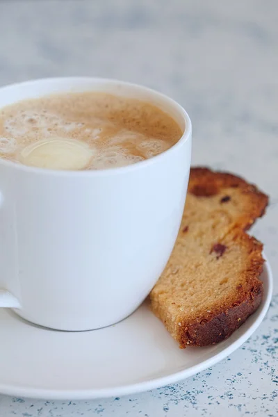 Xícara de café com leite com bolo — Fotografia de Stock
