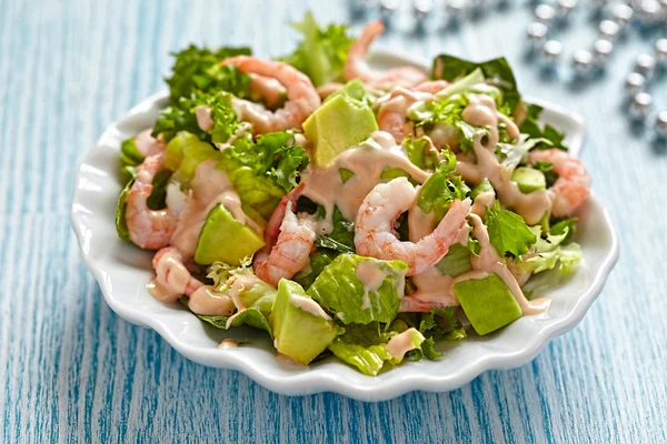 Salat mit Garnelen und Avocado — Stockfoto