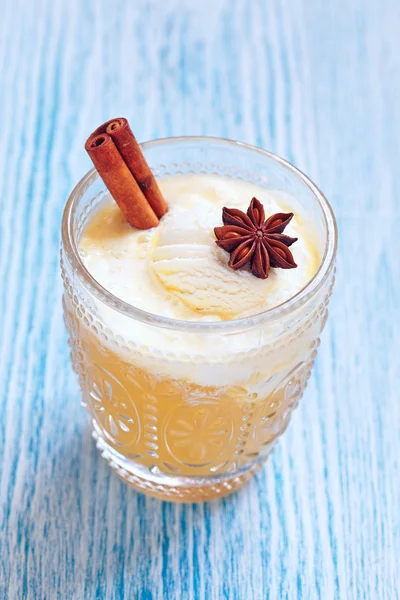 Apple pie flavor cocktail with spices — Stock Photo, Image