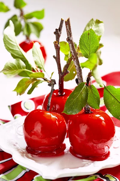 Manzanas enlatadas en un palillo — Foto de Stock