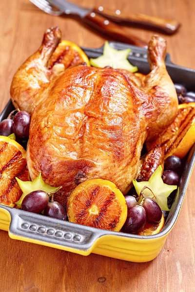 Roasted chicken with fruits — Stock Photo, Image