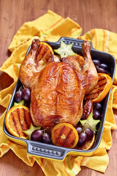 Roasted chicken with fruits — Stock Photo, Image