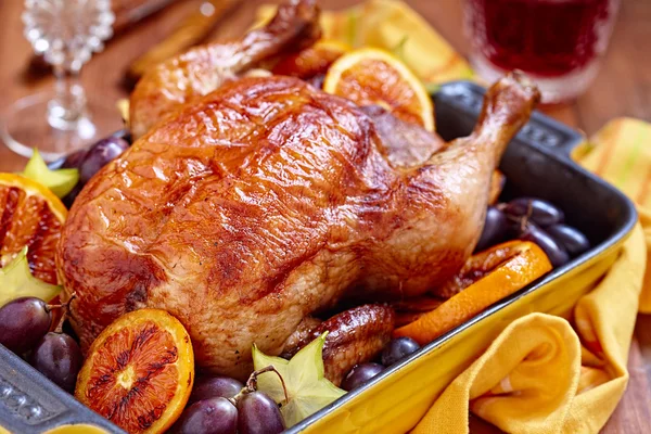 Roasted chicken with fruits — Stock Photo, Image