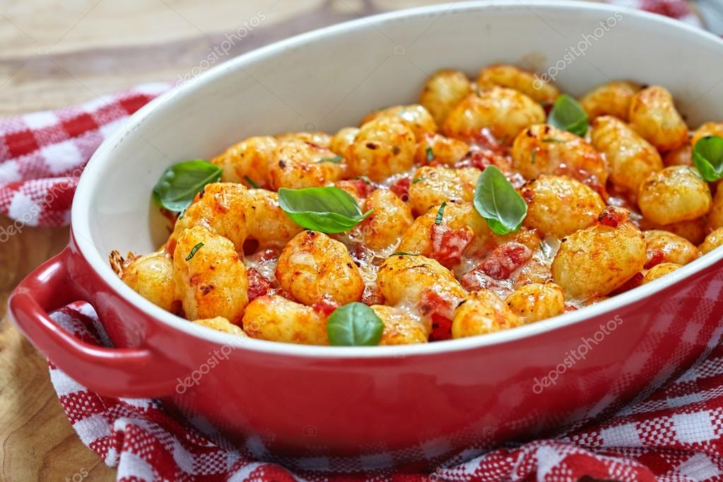 Gnocchi with tomato sauce and parmesan cheese — Stock Photo © Odelinde 52924329
