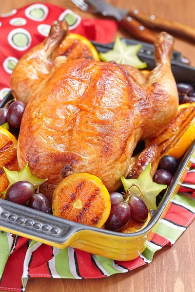 Roasted chicken with fruits — Stock Photo, Image