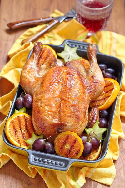 Roasted chicken with fruits — Stock Photo, Image