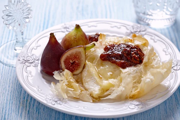 Baked Camembert with Figs — Stock Photo, Image