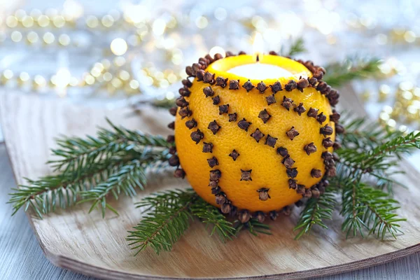 Aromático naranja de Navidad con vela —  Fotos de Stock