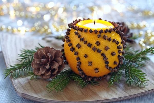 Aromático naranja de Navidad con vela — Foto de Stock