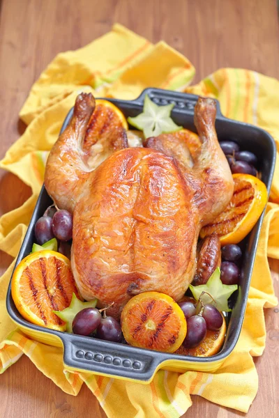 Roasted chicken with fruits — Stock Photo, Image