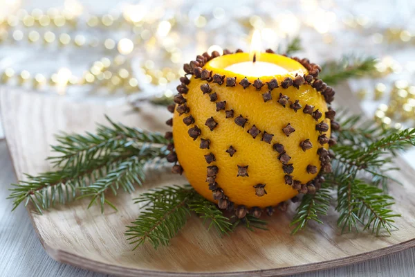 Aromático naranja de Navidad con vela —  Fotos de Stock