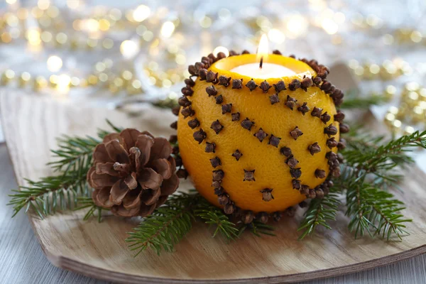 Aromático naranja de Navidad con vela —  Fotos de Stock