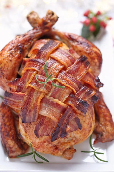 Ganze gebratene Hühnchen mit Speck — Stockfoto