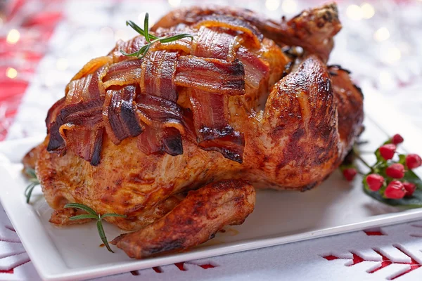 Whole roasted chicken with bacon — Stock Photo, Image