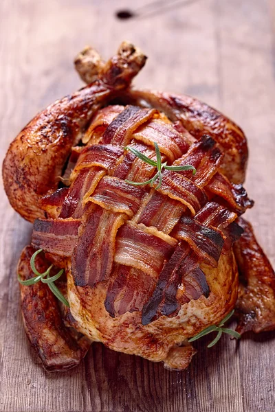 Ganze gebratene Hühnchen mit Speck — Stockfoto