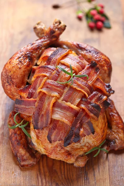 Ganze gebratene Hühnchen mit Speck — Stockfoto