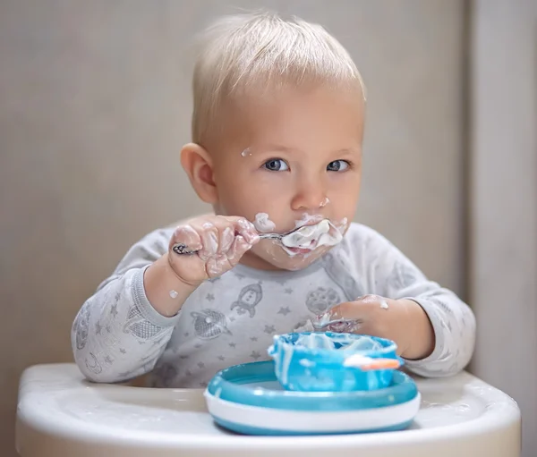 Babyjongen eten yoghurt — Stockfoto