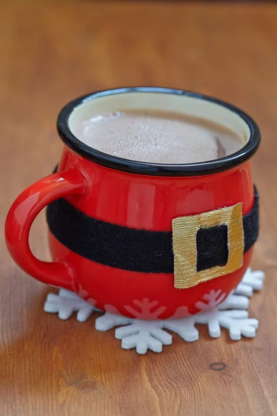 Tazas de cinturón de Santa con chocolate caliente y malvaviscos —  Fotos de Stock