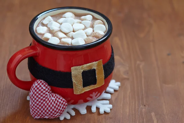 Canecas de cinto de Santa com chocolate quente e marshmallows — Fotografia de Stock