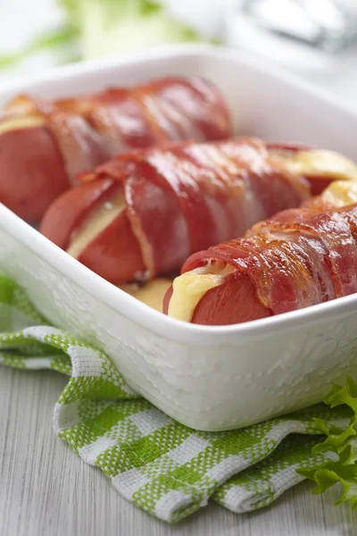 Salsicha com bacon e queijo — Fotografia de Stock