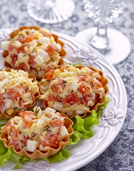 Tartlet stuffed with salmon salad — Stock Photo, Image