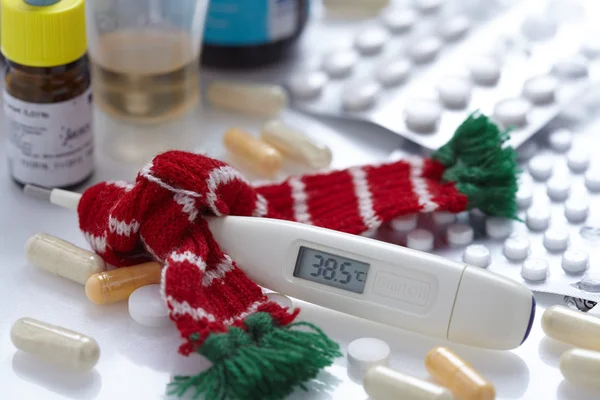 Fever thermometer and tablets — Stock Photo, Image