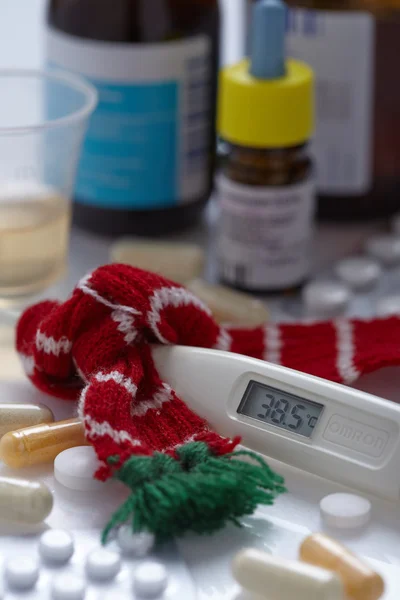 Termometrze gorączki i tabletki — Zdjęcie stockowe
