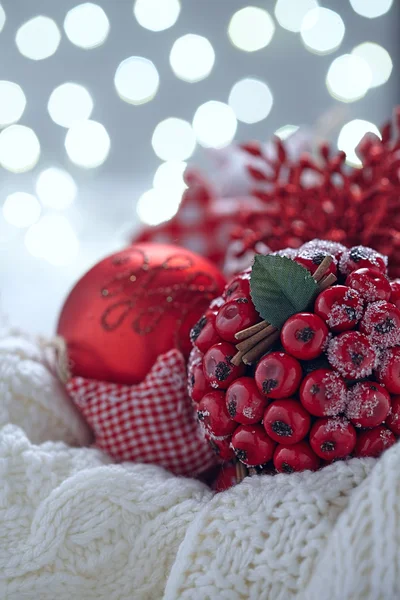 Рождественские украшения с мячами и снежинками — стоковое фото