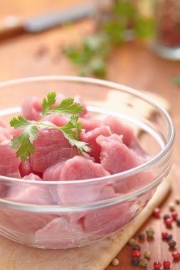 pişmemiş domuz eti