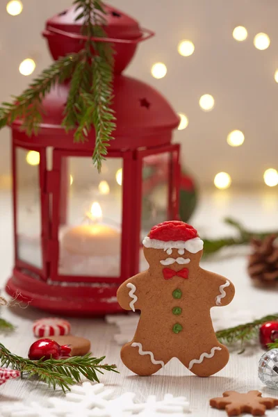 Zencefilli kurabiye adam ile Noel süsleri — Stok fotoğraf