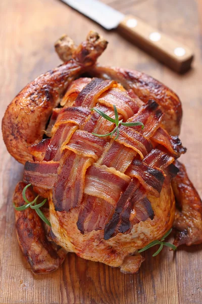 Ganze gebratene Hühnchen mit Speck — Stockfoto