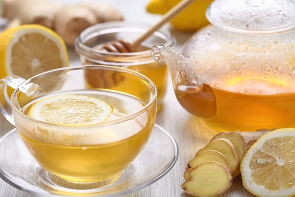 Чашка лимона и имбирного чая — стоковое фото