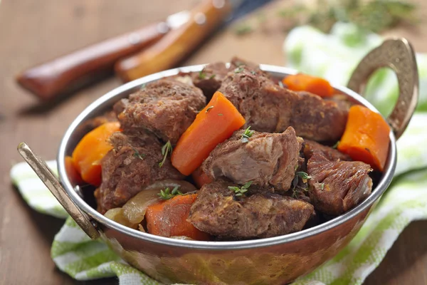 Estofado casero de carne de res irlandesa con zanahorias — Foto de Stock