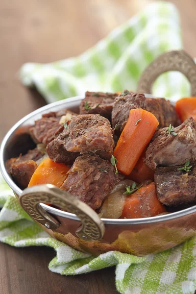 Zelfgemaakte Iers rundvlees stoofpot met wortelen — Stockfoto