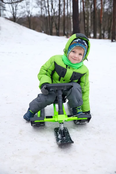 Schattig broers op de slee — Stockfoto