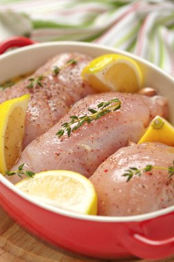 Çiğ tavuk göğsü.