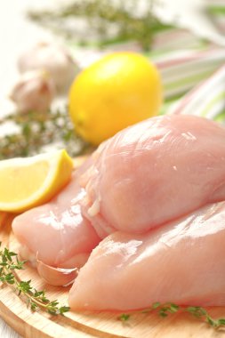 Çiğ tavuk göğsü.