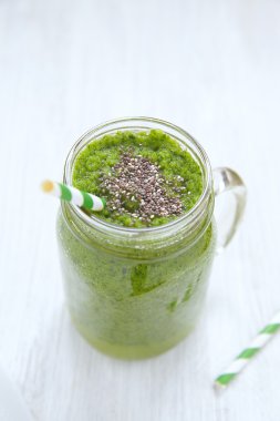 Cam ahşap arka plan üzerinde Apple ve ıspanak güler yüzlü