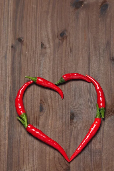 Chilipepper i hjertet – stockfoto