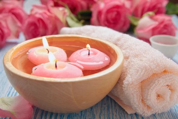 Close-up van kaarsen en bloemen — Stockfoto