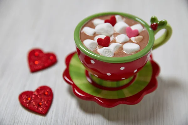 Warme chocolademelk voor dag van de Valentijnskaart — Stockfoto