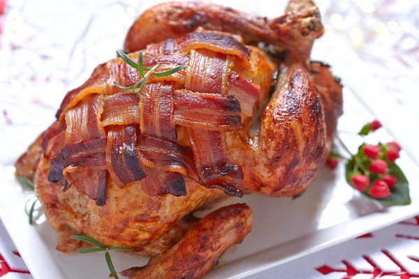 Whole roasted chicken with bacon — Stock Photo, Image