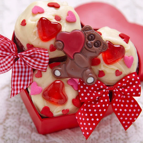 Pastelitos de terciopelo rojo decorados con corazones —  Fotos de Stock