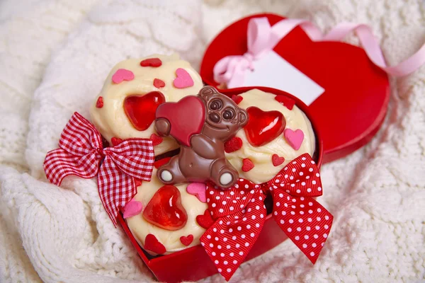 Cupcake di velluto rosso decorati con cuori — Foto Stock