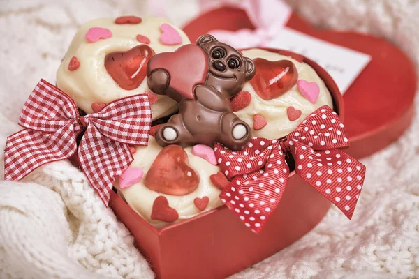 Pastelitos de terciopelo rojo decorados con corazones — Foto de Stock