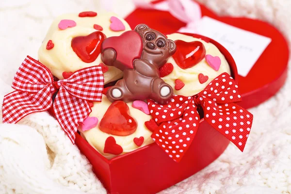 Cupcake di velluto rosso decorati con cuori — Foto Stock