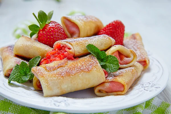 Čerstvé jahody francouzské palačinky s mátou na snídani — Stock fotografie
