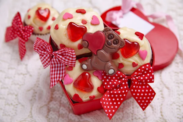 Pastelitos de terciopelo rojo decorados con corazones —  Fotos de Stock