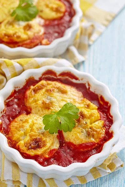 Baked halves eggs in tomato sauce — Stock Photo, Image