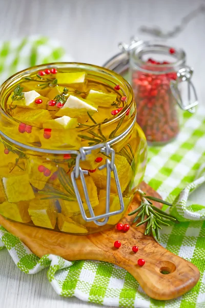 Formaggio marinato in olio d'oliva — Foto Stock